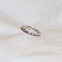 טבעת כסף עדינה משובצת זרקונים סגולים