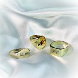 טבעת חותם אובלית עם חריטה בציפוי זהב 