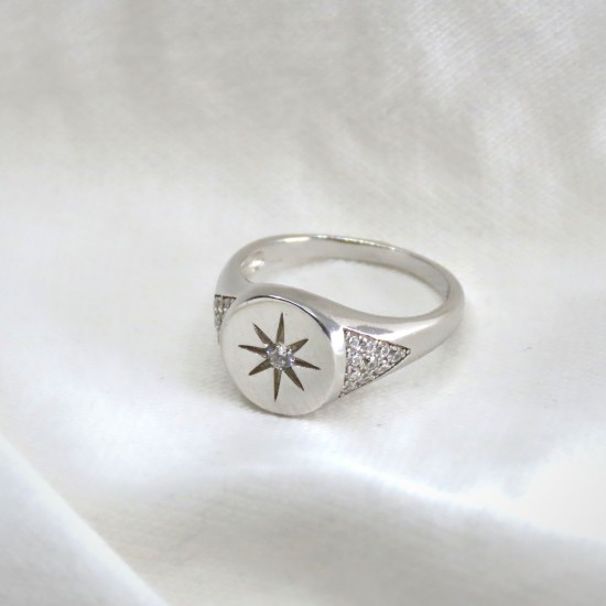 טבעת חותם כוכב עם זרקונים בכסף 925